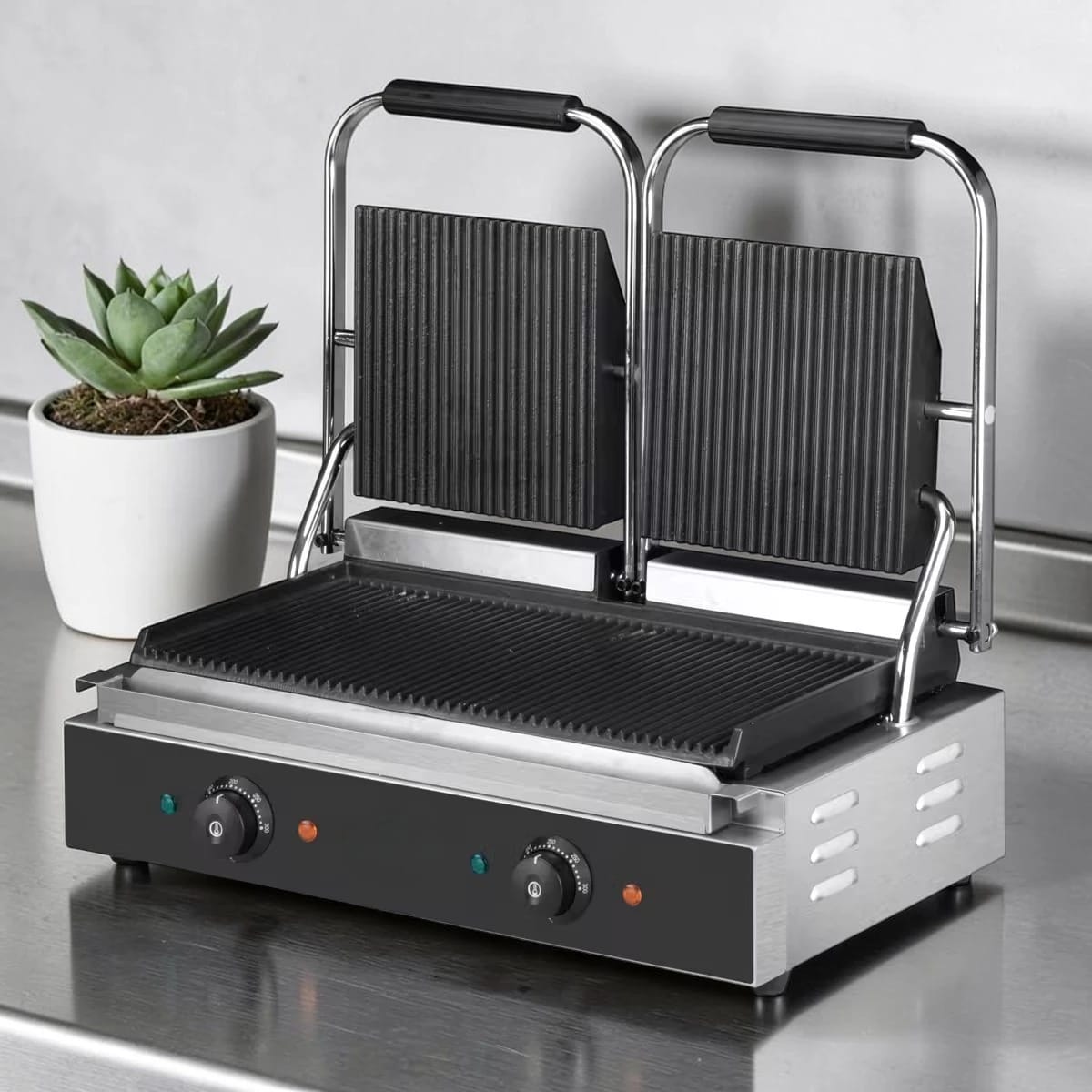 Presse à panini rotative 1 500 W avec plaques interchangeables.