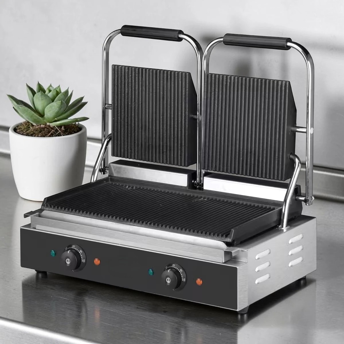 Presse à panini rotative 1 500 W avec plaques interchangeables.